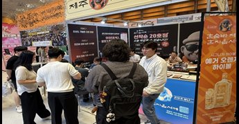 K128 부스 현장 — 상담 문의로 붐비는 모습
